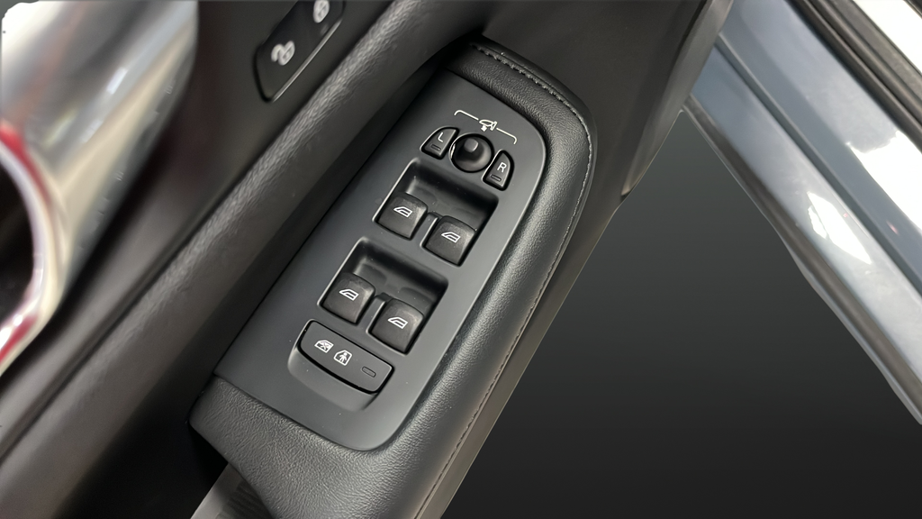 2024 Volvo S60 B5 Plus Dark Theme