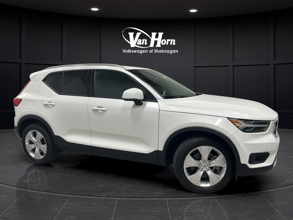 2022 Volvo XC40 Momentum