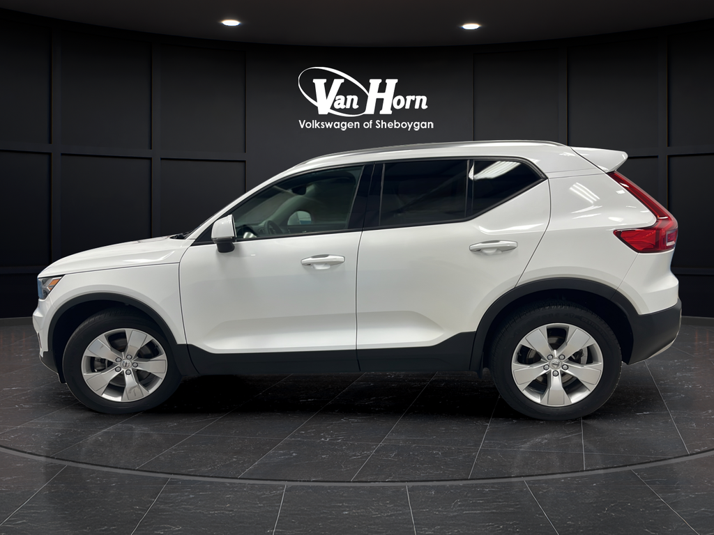 2022 Volvo XC40 Momentum