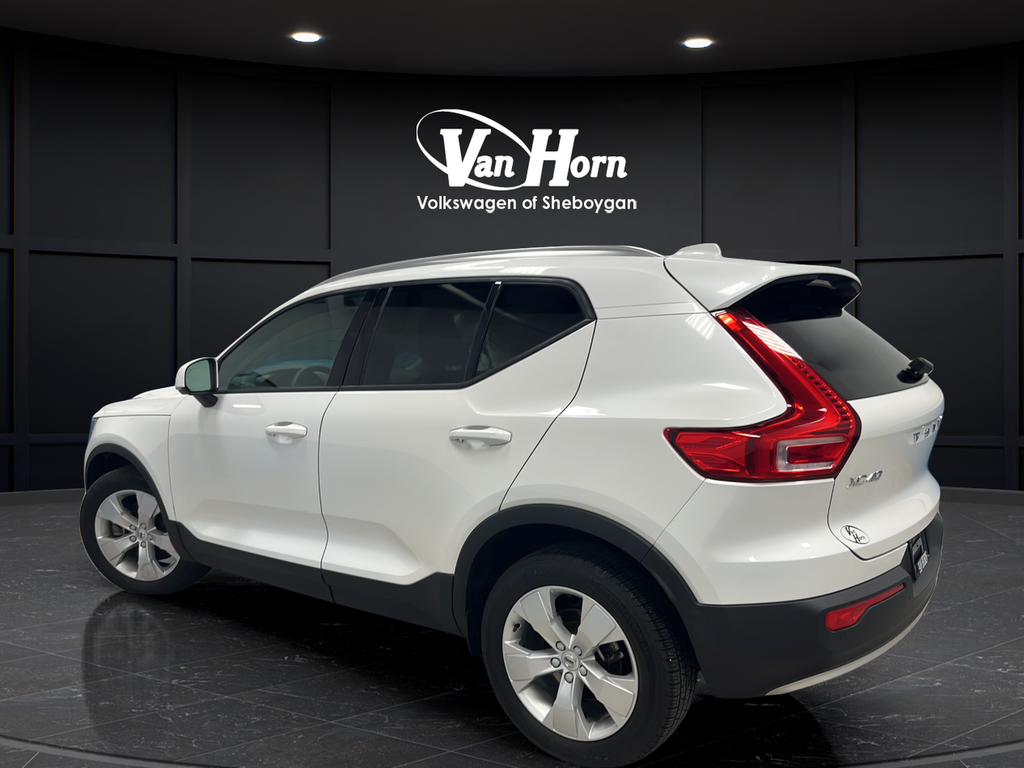 2022 Volvo XC40 Momentum