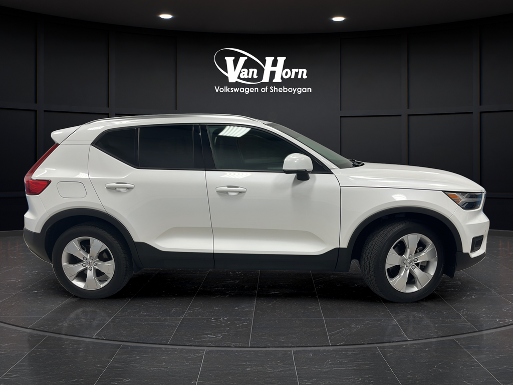 2022 Volvo XC40 Momentum