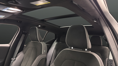 2023 Volvo XC40 B5 Plus Dark Theme