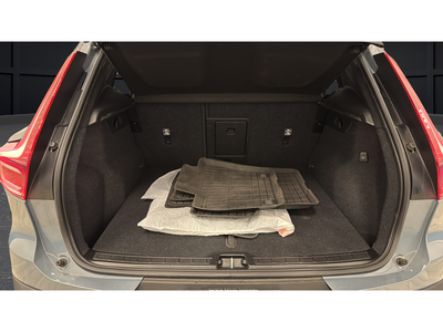 2023 Volvo XC40 B5 Plus Dark Theme