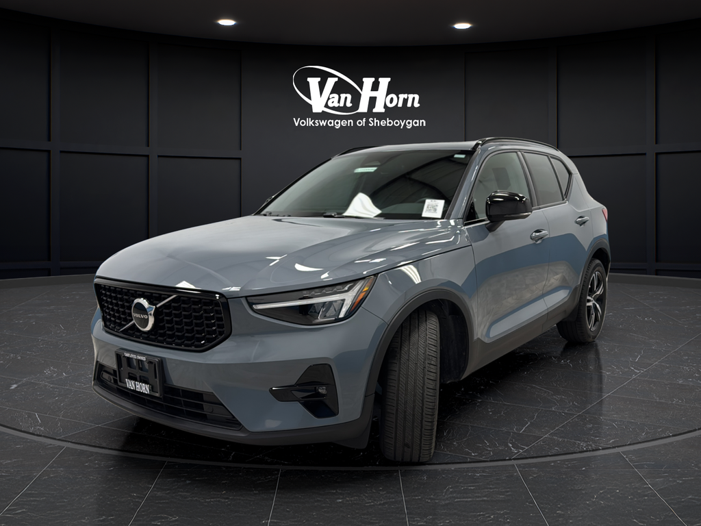 2023 Volvo XC40 B5 Plus Dark Theme