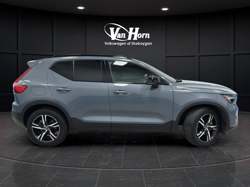 2023 Volvo XC40 B5 Plus Dark Theme