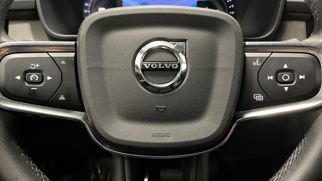 2023 Volvo XC40 B5 Plus Bright Theme