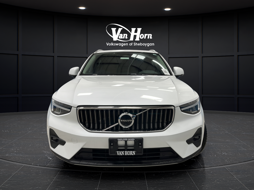 2023 Volvo XC40 B5 Plus Bright Theme
