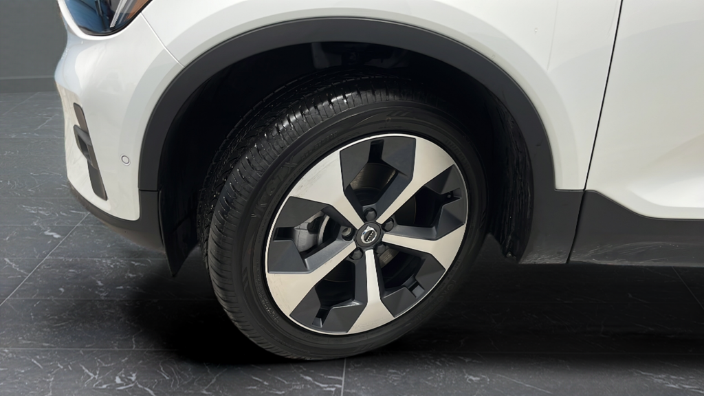 2023 Volvo XC40 B5 Plus Bright Theme