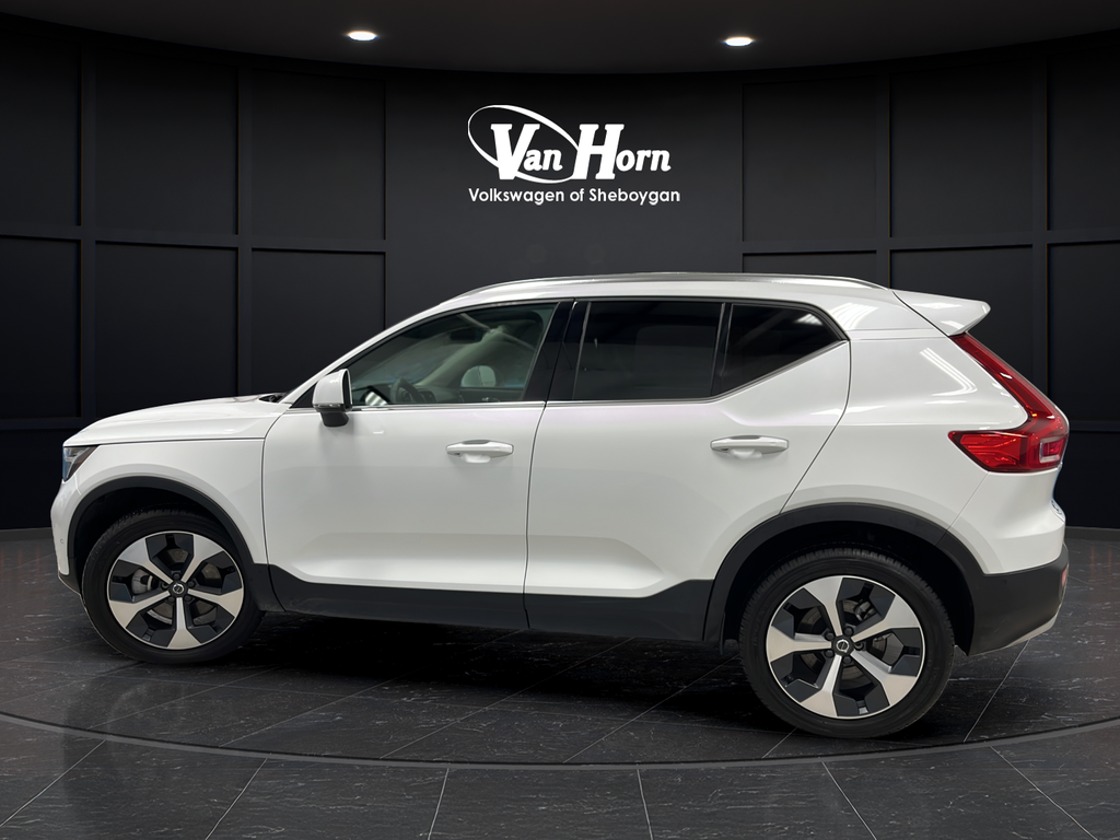 2023 Volvo XC40 B5 Plus Bright Theme