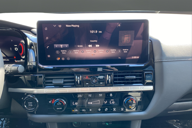 2026 Nissan Pathfinder SL