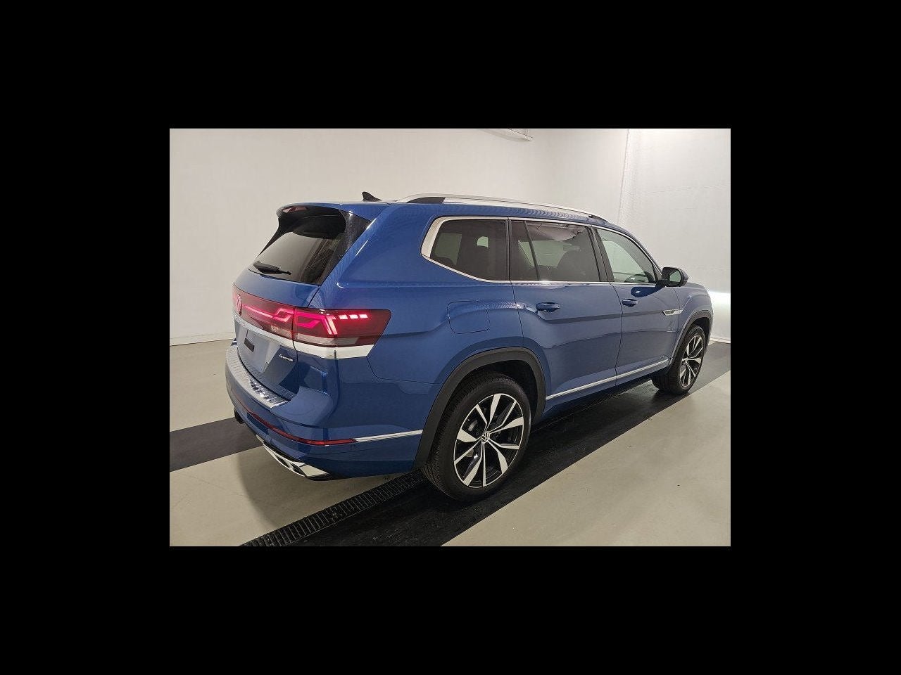 2025 Volkswagen Atlas 2.0T SEL Premium R-Line