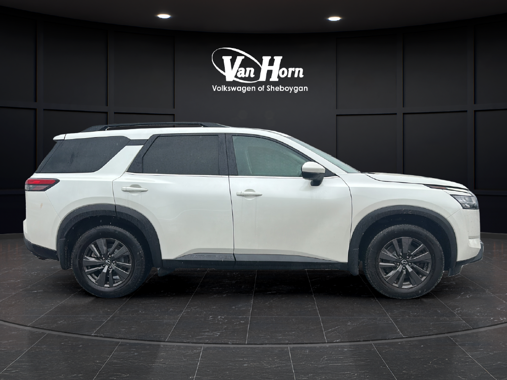 2022 Nissan Pathfinder SV